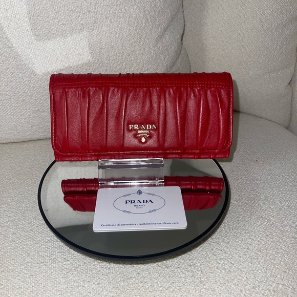 Prada Red Nappa Gaufre
Leather Continental
Wallet - Picture 1 of 9
